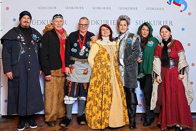 Bild 26: Bilder der SWR-Fasnacht: Narren glänzen vor der SÜDKURIER-VIP-Wand im Konzil