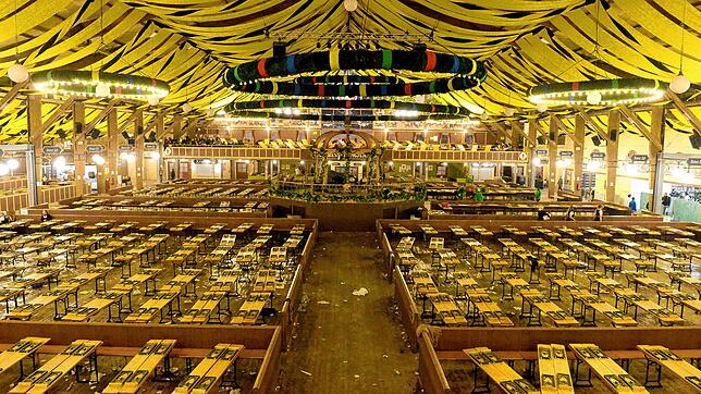 Ein leeres Festzelt auf dem Oktoberfest. Gefeiert wird in diesem Jahr nicht.