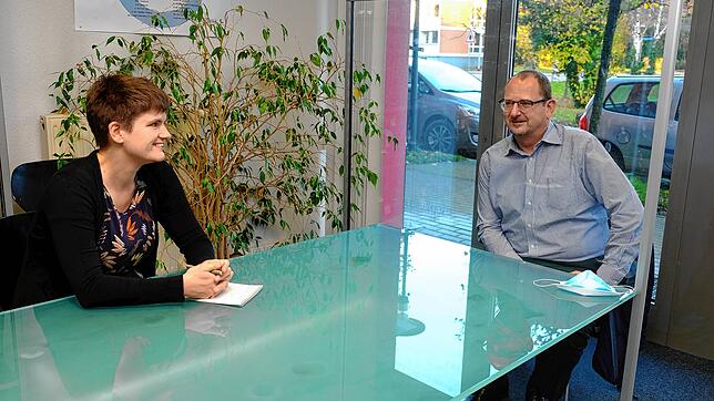 Matthias Kuhne sitzt während des Gesprächs mit SÜDKURIER-Redakteurin Verena Wehrle hinter einer Plexiglas-Wand. Würden sie eine Masken ...