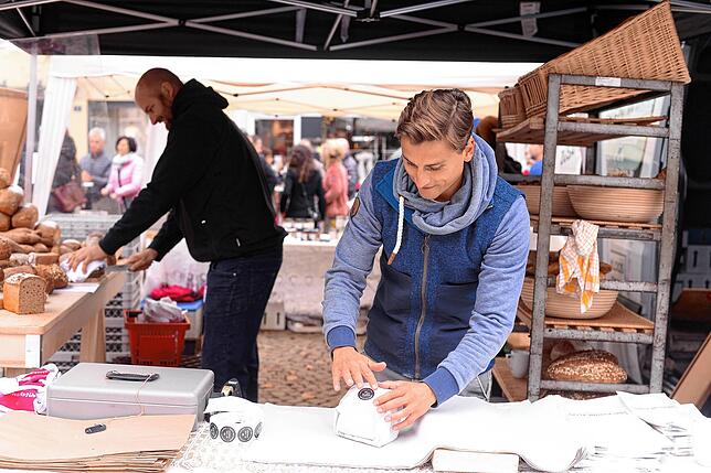 Sven Kempf verpackt Brot für eine Kundin. Das Angebot werde sehr gut angenommen: „Hier ist gut was los. Es kommt gut an, dass wir ...