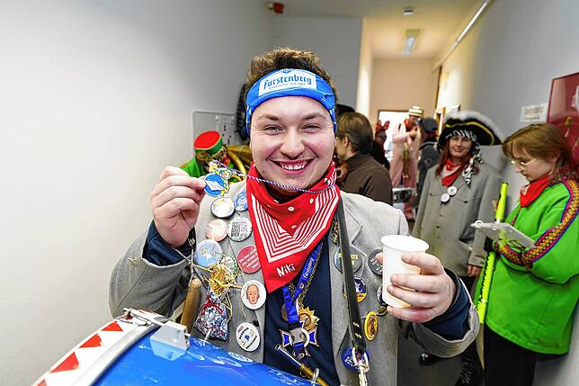 Niklas Klein spielt die große Trommel und erhält den SÜDKURIER-Fasnet-Orden 2023.