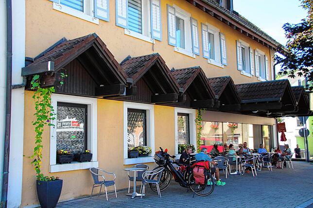 Regelmäßig gut belegt sind Tische und Stühle vor dem neuen Lebensmittelladen C & L in der Ortsmitte von Stühlingen.