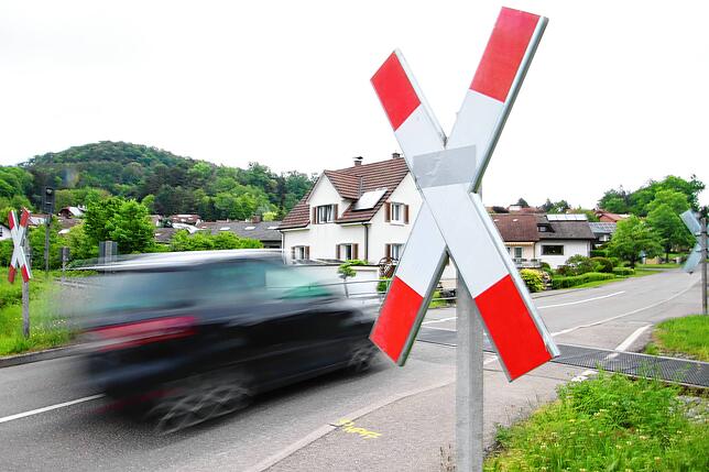 Ein Auto fährt über den unbeschrankten Bahnübergang in der Berlingerstraße.