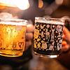 Weiß oder rot – in einen Glühwein gehören auf jeden Fall ein guter Wein und weihnachtliche Gewürze.