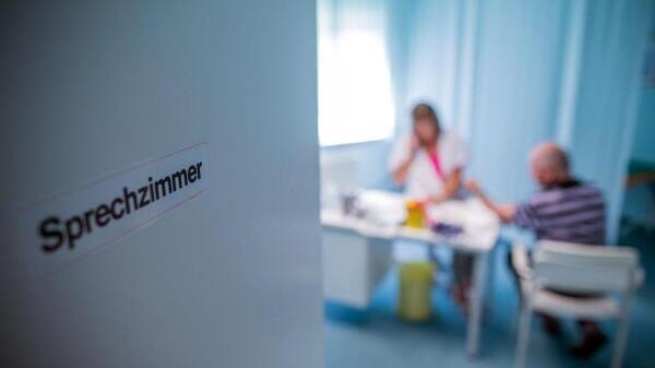 Wer zahlt in der Sperrzeit die Krankenkassen- und Pflegeversicherungsbeiträge?