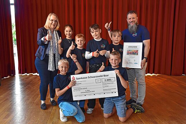 Auch hier fleigen die Daumen hoch: Die Erich Kästner-Schule Donaueschingen gewinnt 2000 Euro bei der Leserabstimmmung.