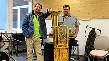 Martin Zumkeller (links) und Andreas Wolber aus Höchenwand mit der Zapfsäule „Bier vom Bass“. Foto: Cornelia Liebwein