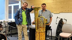 Martin Zumkeller (links) und Andreas Wolber aus Höchenwand mit der Zapfsäule „Bier vom Bass“. Foto: Cornelia Liebwein