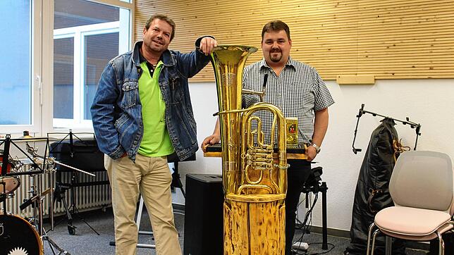 Martin Zumkeller (links) und Andreas Wolber aus Höchenwand mit der Zapfsäule „Bier vom Bass“. Foto: Cornelia Liebwein
