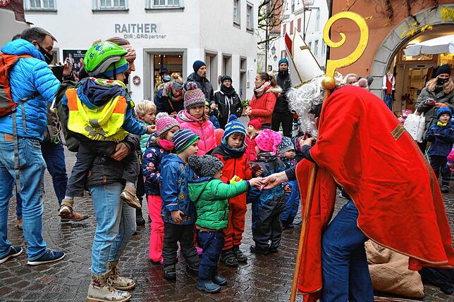 Die Kinder warteten geduldig auf den Heiligen im roten Gewand.