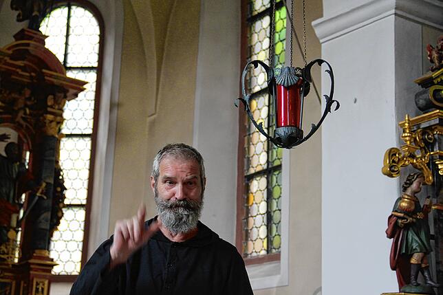 Bruder Otto ist auch Mesner &ndash; er hält die Kapelle in Ordnung.