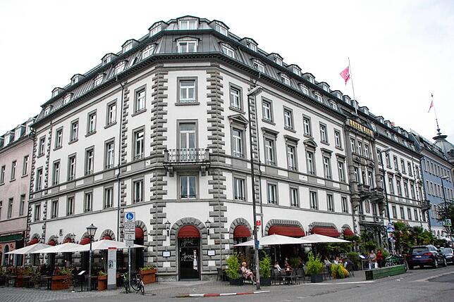 Die Brasserie Ignaz befindet sich im Gebäude des Hotels Halm, ist aber unabhängig davon. Die Sonnenschirme am unteren Rand stehen vor ...