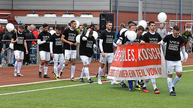 Abschied von Trainer Christian Lais: Für die Aktiven des FC Schönau &ndash; angeführt von Kapitän und Sohn Yannik Lais &ndash; war das ...