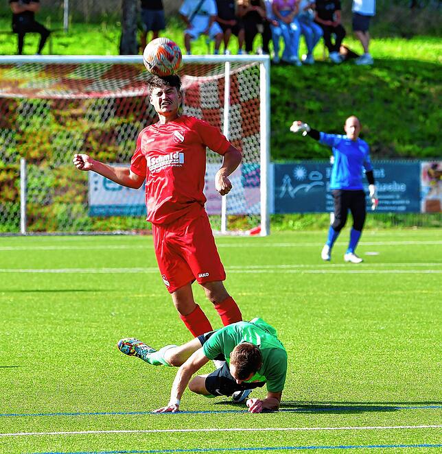Gut im Griff: Max Kohlbrenner vom FC Bergalingen gewann nicht nur diesen Zweikampf gegen Spielertrainer Christian Schnurr vom SV ...