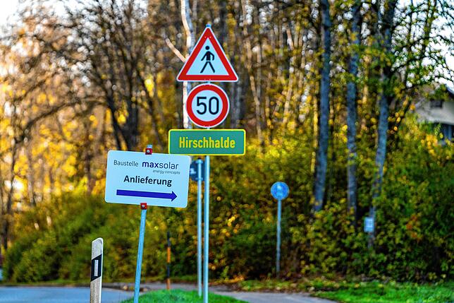 Ein Hinweisschild an der Hirschhalde: Hier geht‘s zur Baustelle.