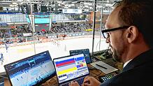 Josh Robinson markiert auf dem Livebild verschiedene Szenen, die in der Drittelpause den Profis als Hilfe dienen sollen. Bild: Tina Fröhlich