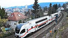 Ein Intercity Zug fährt auf der Gäubahnstrecke bei Stuttgart. Die Gäubahn ist die Strecke mit den geringsten Verspätungen in Deutschland.