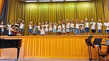 Die muntere Gruppe der Musikalischen Früherziehung unter der Leitung von Sabine Schmieder (links) zieht alle Blicke auf sich und ...
