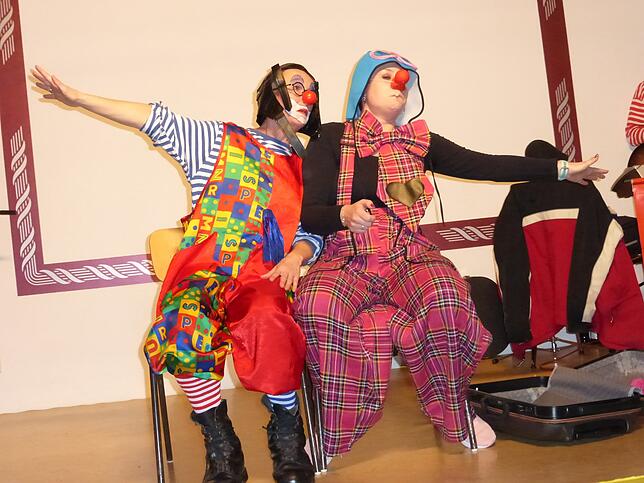 Pantomimisch stellen die beiden Clowns Daniela und Tanja eine Autofahrt.