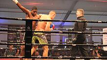 Michael Boapeah aus den Niederlanden (links) bedrängt Sasa Pavic vom Team Dragan aus Ulm. Ringrichter Bernd Kornmaier achtet darauf, ...
