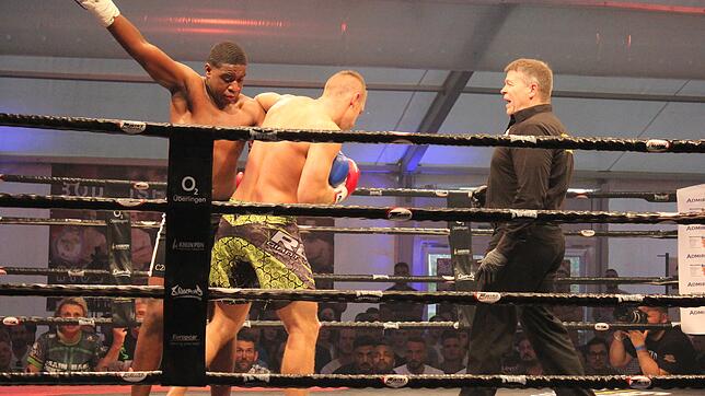 Michael Boapeah aus den Niederlanden (links) bedrängt Sasa Pavic vom Team Dragan aus Ulm. Ringrichter Bernd Kornmaier achtet darauf, ...