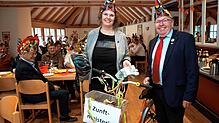 Energiekrise, hohe Spritpreise und womöglich zu wenige Busse verfügbar? Mit dem Dienstfahrrad zum Narrentreffen! Zunftmeisterin Birgit ...