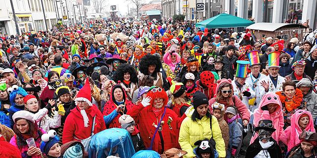 Wahnsinn! So voll war die Marktstätte in Konstanz am 16. Februar. Tausende wollten sich das Programm auf der Bühne nicht entgehen lassen.