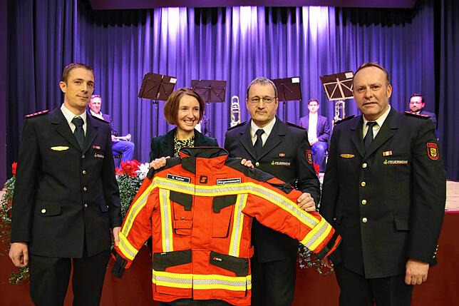 Feuerwehrkommandant Uwe Hartmann (2. von rechts) übergab gemeinsam mit seinen Stellvertretern Daniel Traber (links) und Rüdiger Lempp ...