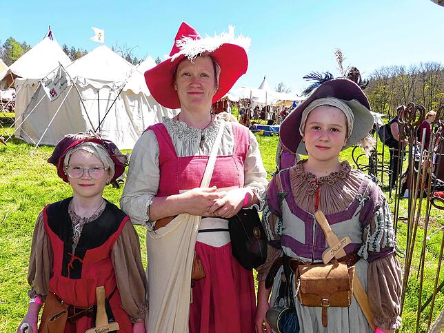 Mama Judith Kemper mit den Töchtern Vivian und Isabell aus Weingarten sind Mittelalterfreunde.