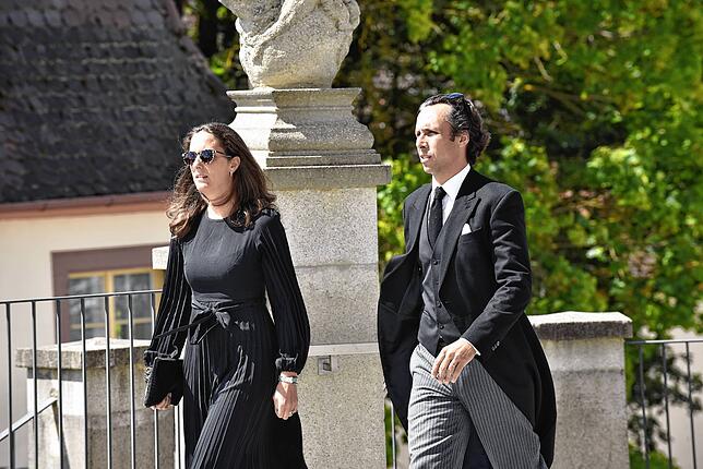 Bild 14: Abschied von Heinrich Fürst zu Fürstenberg: Besucher auf dem Weg in die Donaueschinger Stadtkirche