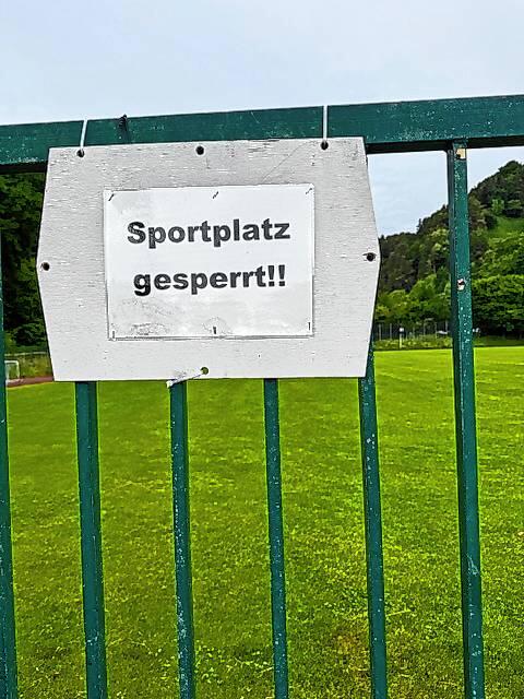 Sportplatz gesperrt, steht auf einem Schild. Eigentlich sollten die Grundschüler jetzt hier Sportunterricht haben.