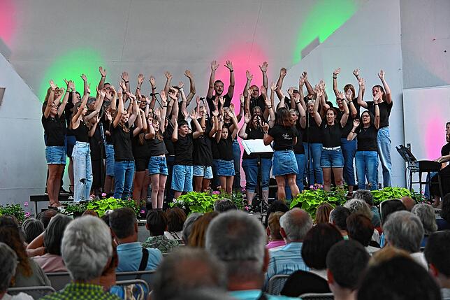 Die Sängerschar des Chor Binzgen setzte sich effektvoll mit Klatschrhythmen in Szene, die auch das Publikum forderten.