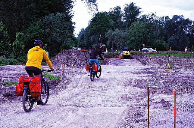 Bild 3: B 31-neu: Zwischen dem Grenzhof und der Lipbach-Brücke entsteht ein neuer Fahrradweg