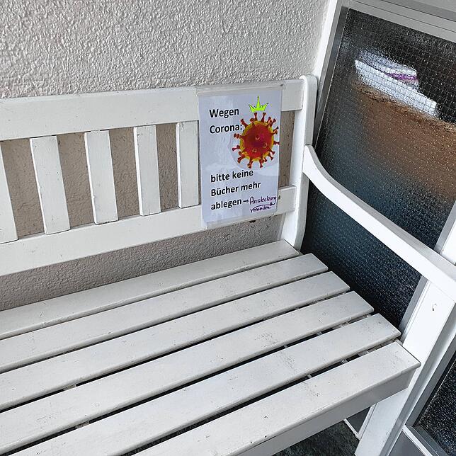 Normalweise befindet sich auf dem Bänkchen vor der Praxis ein kleines Bücherregal, bei dem sich jeder bedienen darf. Corona hat alles ...