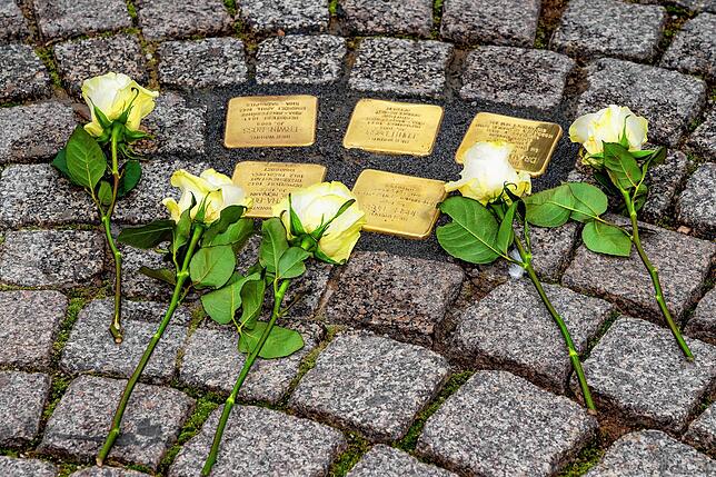Bild 25: Nun liegen sie auch in VS: Die ersten 18 Stolpersteine zum Gedenken an Villinger Juden sind am Mittwoch verlegt worden