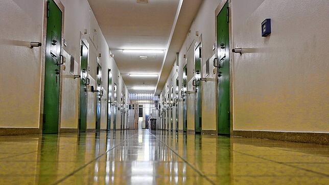 Die Tatverdächtigen sitzen in unterschiedlichen Gefängnissen ein. Hier ein Blick in einen Zellengang der Justizvollzugsanstalt Konstanz.