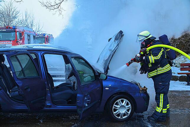 Die Feuerwehr löscht den brennenden Motorraum des Fahrzeugs in Oberkirnach.