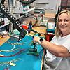 Manuela Hagen aus Neuhausen ob Eck arbeitet im Schaltschrankbau bei Escad. Drei Tage pro Woche ist sie in der Werkstatt in Pfullendorf, ...