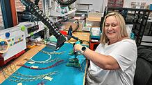 Manuela Hagen aus Neuhausen ob Eck arbeitet im Schaltschrankbau bei Escad. Drei Tage pro Woche ist sie in der Werkstatt in Pfullendorf, ...