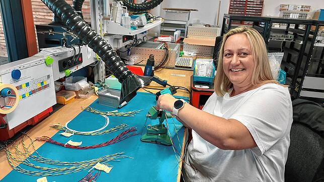 Manuela Hagen aus Neuhausen ob Eck arbeitet im Schaltschrankbau bei Escad. Drei Tage pro Woche ist sie in der Werkstatt in Pfullendorf, ...