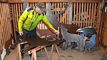 Hans-Georg Baur hat die schneelose Winterzeit genutzt, um in der Werkstatt des Gemeindebauhofs Bernau die Holztiere des Zauberwalds zu ...