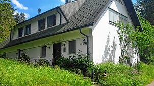 Ehemalige Galerie und Wohnhaus von Roswitha Herrmann im Dachsberger Ortsteil Finsterlingen. Die Gemeinde tritt nun das Erbe an. Bild: ...
