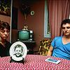 Ein Bild aus dem Jahr 1984: Christine und Jean-Marie Villemin, die Eltern des ermordeten Gregory, sitzen hinter einem Bild ihres kleinen ...