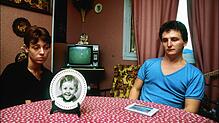 Ein Bild aus dem Jahr 1984: Christine und Jean-Marie Villemin, die Eltern des ermordeten Gregory, sitzen hinter einem Bild ihres kleinen ...