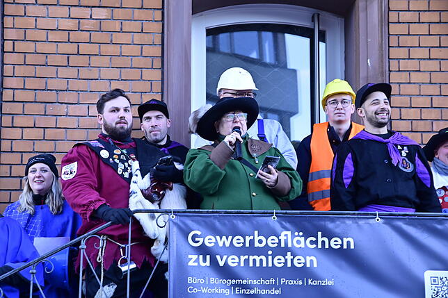 Bild 4: St. Georgen: Narren verschönern Rathausfassade mit ihren Konterfeis - Hier die Bilder!