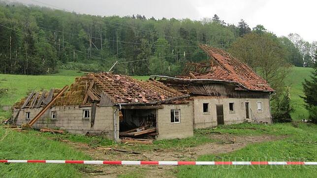 So gewaltig sind die Kräfte eines Tornados: Der nicht mehr bewohnte Buchhof im Außenbereich Fützens ist nur noch eine traurige Ruine, ...