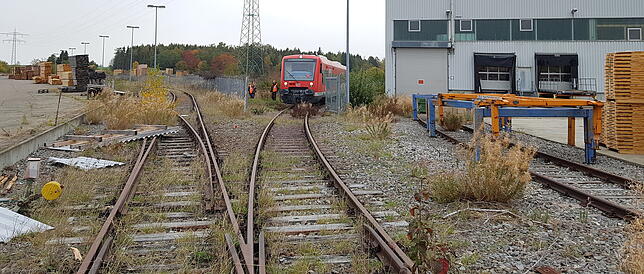 Jetzt prüft man, ob die alten Anlagen instandgesetzt werden können. Seit 2002 war es der erste Zug, der wieder auf den alten Gleisen ...