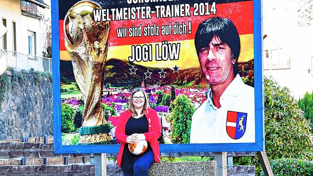 Jogi Löw, der Stolz der Schönauer: Für Jasmin Markanic, neue Vorsitzende des FC Schönau, ist der Bundestrainer aber &bdquo;einer von ...