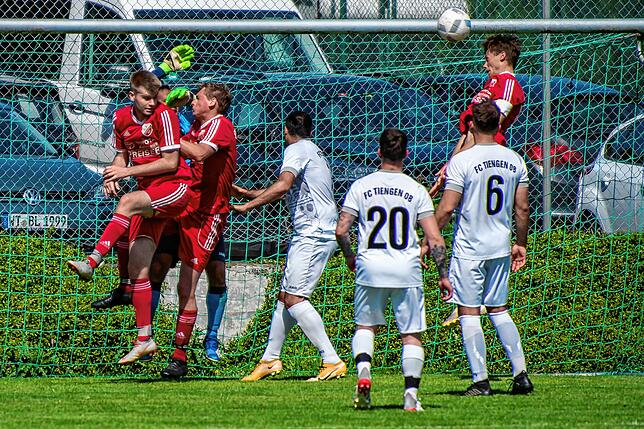 Bild 2: SV Eggingen überrascht mit 2:1-Sieg gegen Spitzenreiter FC Tiengen 08 II &ndash; und wir haben Bilder!