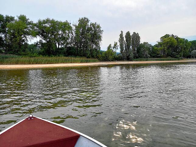 Am Höriufer ist ein Strand entstanden, der sonst durch Wasser verborgen ist. Bootsbesitzer müssen vor allem im Uferbereich gut aufpassen.